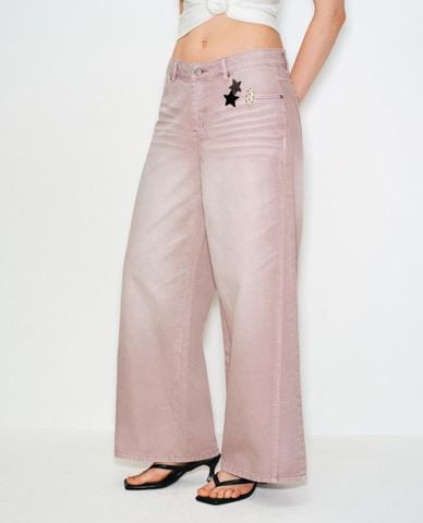  URBAN REVIVO - Quần jeans nữ ống rộng đính họa tiết 