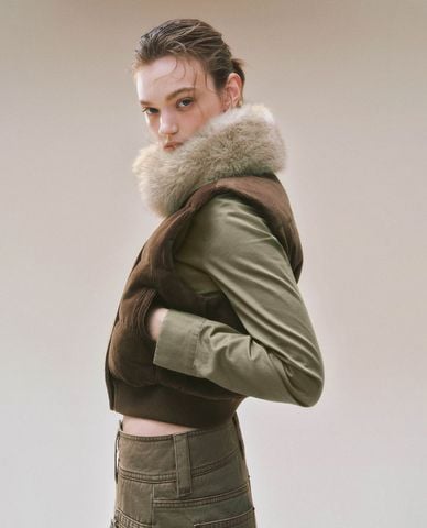  URBAN REVIVO - Áo khoác gilet nữ cổ lông phom croptop 