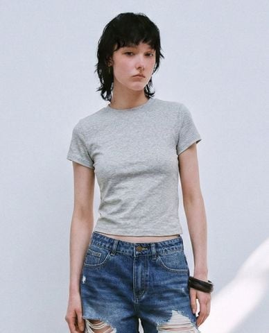  URBAN REVIVO - Áo croptop nữ cổ tròn tay ngắn 