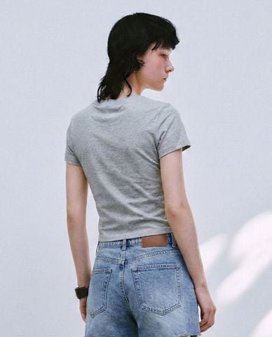  URBAN REVIVO - Áo croptop nữ cổ tròn tay ngắn 