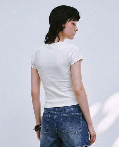  URBAN REVIVO - Áo croptop nữ cổ tròn tay ngắn phom ôm 