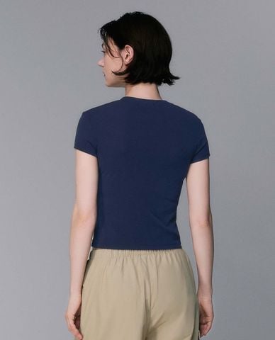  URBAN REVIVO - Áo thun nữ cổ tròn tay ngắn thêu họa tiết 