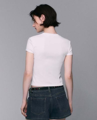  URBAN REVIVO - Áo thun nữ cổ tròn tay ngắn thêu họa tiết 