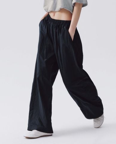  URBAN REVIVO - Quần nữ ống rộng lưng thun phối dây rút 