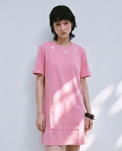  URBAN REVIVO - Đầm mini cổ tròn đính nơ phom suông 