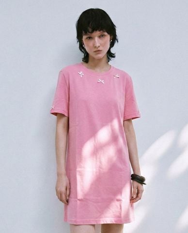  URBAN REVIVO - Đầm mini cổ tròn đính nơ phom suông 