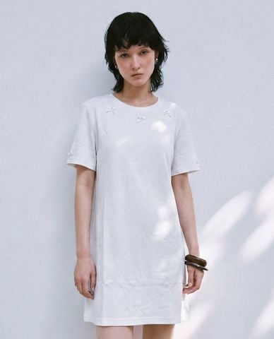  URBAN REVIVO - Đầm mini cổ tròn đính nơ phom suông 