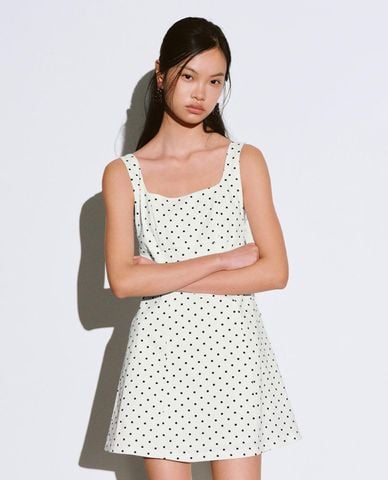  URBAN REVIVO - Đầm hai dây mini cổ vuông chấm bi 