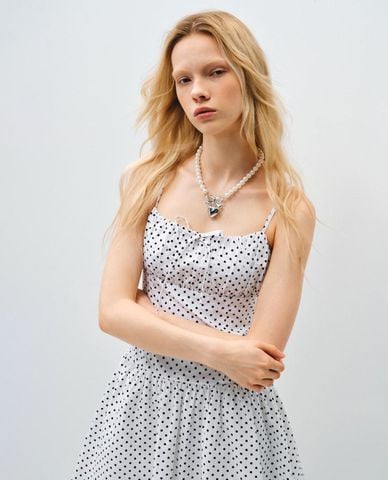  URBAN REVIVO - Đầm hai dây mini cổ vuông chấm bi phối nơ 