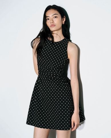  URBAN REVIVO - Đầm sát nách mini họa tiết chấm bi 