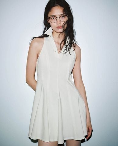  URBAN REVIVO - Đầm sát nách mini cổ bẻ dáng xoè 