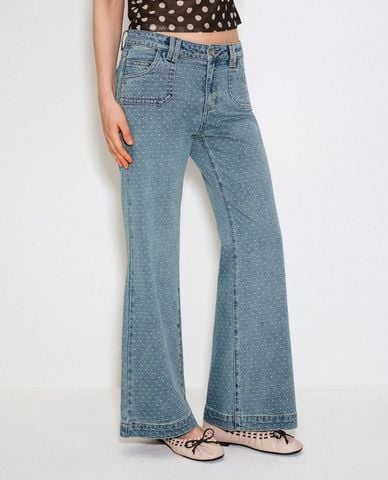  URBAN REVIVO - Quần jeans nữ ống loe họa tiết chấm bi 