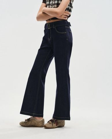  URBAN REVIVO - Quần jeans nữ ống loe kèm thắt lưng bản lớn 