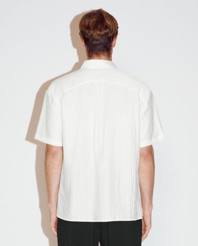  URBAN REVIVO - Áo sơ mi nam cổ bẻ tay ngắn kẻ sọc 