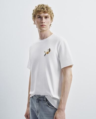  URBAN REVIVO - Áo thun nam cổ tròn tay ngắn thêu họa tiết 