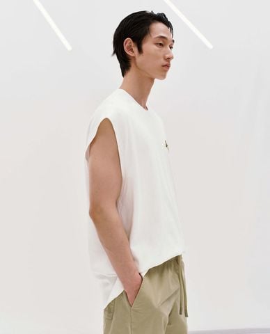  URBAN REVIVO - Áo sát nách nam cổ tròn thêu hình 