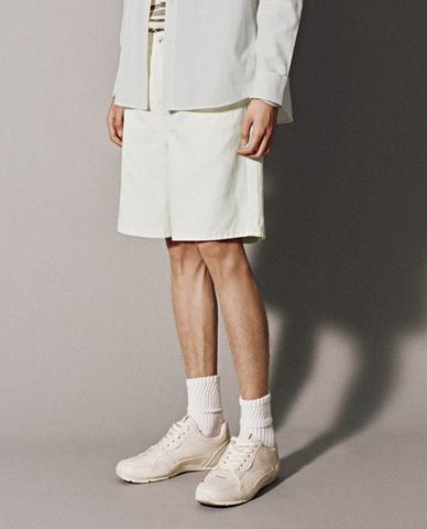  URBAN REVIVO - Quần short jeans nam ngang gối lưng thun 