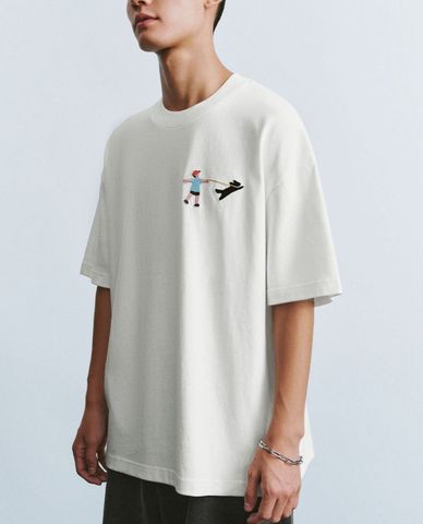  URBAN REVIVO - Áo thun nam cổ tròn tay ngắn Cartoon Embossed 