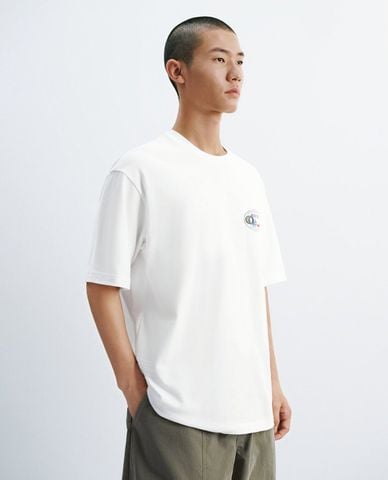  URBAN REVIVO - Áo thun nam cổ tròn tay ngắn in họa tiết 