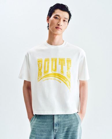  URBAN REVIVO - Áo thun nam cổ tròn tay ngắn in chữ 