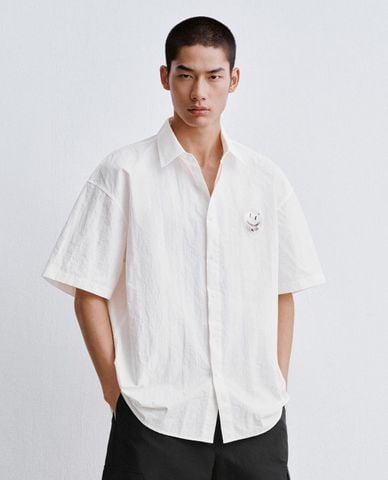  URBAN REVIVO - Áo sơ mi nam cổ bẻ tay ngắn phối họa tiết 