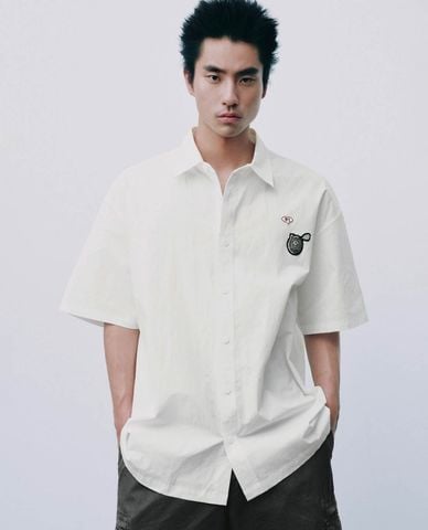  URBAN REVIVO - Áo sơ mi nam cổ bẻ tay ngắn thêu patch 