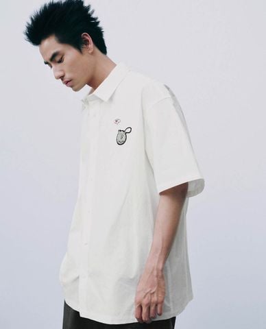  URBAN REVIVO - Áo sơ mi nam cổ bẻ tay ngắn thêu patch 
