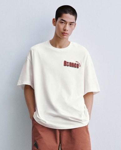  URBAN REVIVO - Áo thun nam cổ tròn tay ngắn in chữ 
