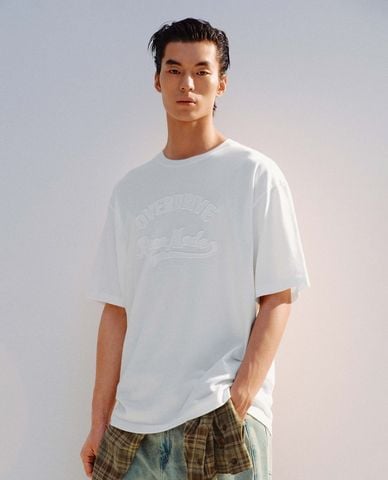  URBAN REVIVO - Áo thun nam cổ tròn tay ngắn thêu nổi 