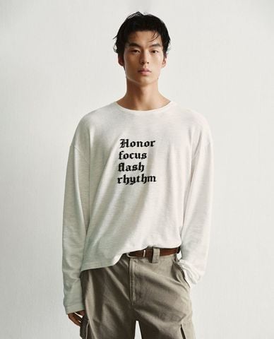  URBAN REVIVO - Áo thun nam cổ tròn tay dài thêu chữ 