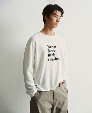  URBAN REVIVO - Áo thun nam cổ tròn tay dài thêu chữ 