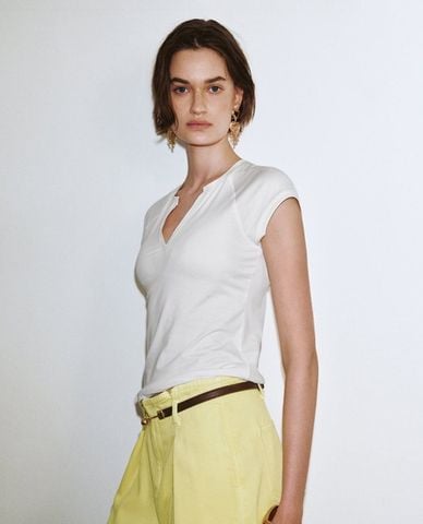  URBAN REVIVO - Áo thun nữ cổ V tay ngắn xếp nếp 