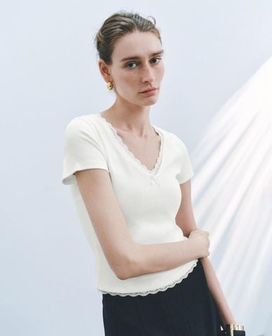  URBAN REVIVO - Áo kiểu nữ cổ V tay ngắn phối viền ren 