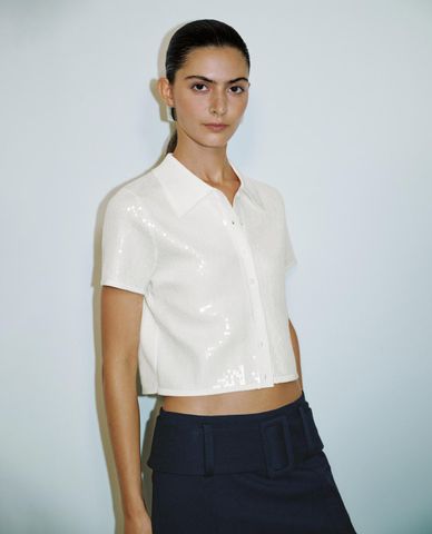  URBAN REVIVO - Áo dệt kim nữ cổ bẻ đính sequin phom croptop 