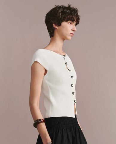  URBAN REVIVO - Áo dệt kim nữ cổ thuyền tay ngắn phối nơ 