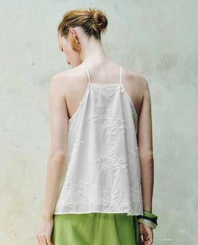  URBAN REVIVO - Áo kiểu nữ cổ yếm thêu hoa phối hạt 