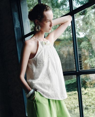  URBAN REVIVO - Áo kiểu nữ cổ yếm thêu hoa phối hạt 