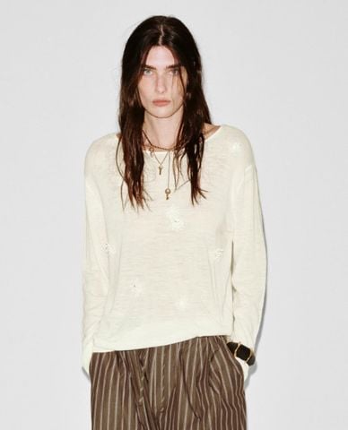  URBAN REVIVO - Áo dệt kim nữ cổ thuyền tay dài thêu nổi 