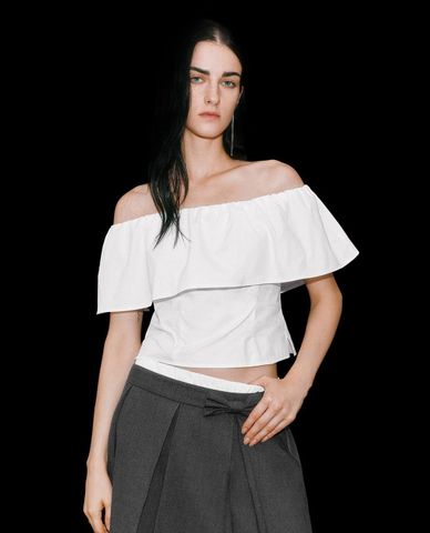  URBAN REVIVO - Áo trễ vai nữ phom croptop phối bèo 