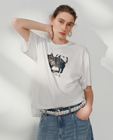  URBAN REVIVO - Áo thun nữ cổ tròn tay ngắn in họa tiết 