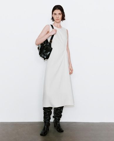  URBAN REVIVO - Đầm denim midi sát nách xoắn eo 