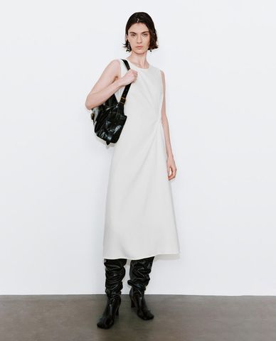  URBAN REVIVO - Đầm denim midi sát nách xoắn eo 