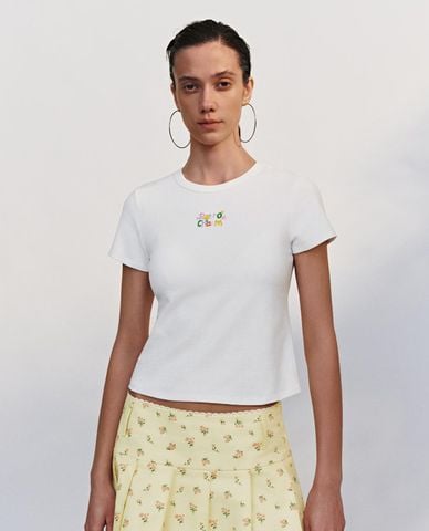  URBAN REVIVO - Áo croptop nữ cổ tròn tay ngắn phối họa tiết 