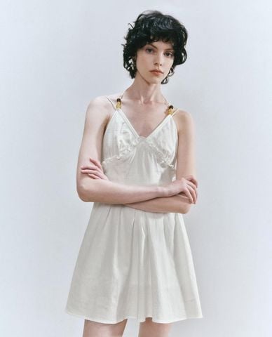  URBAN REVIVO - Đầm hai dây mini cổ yếm nhún bèo 