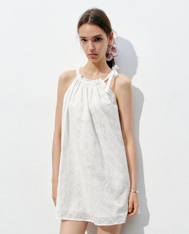  URBAN REVIVO - Đầm sát nách mini cổ yếm phối ren 