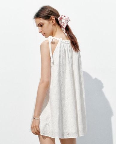  URBAN REVIVO - Đầm sát nách mini cổ yếm phối ren 