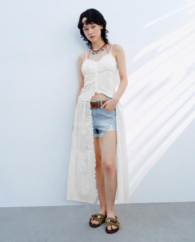  URBAN REVIVO - Đầm hai dây midi xẻ tà họa tiết ren 