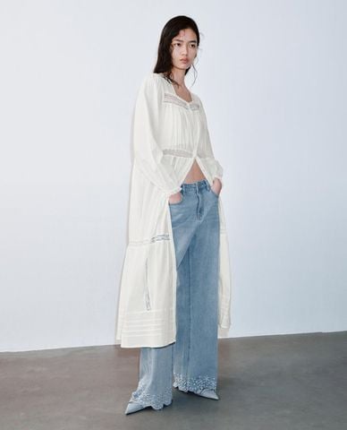  URBAN REVIVO - Đầm xếp tầng midi cổ vuông tay dài phối ren 
