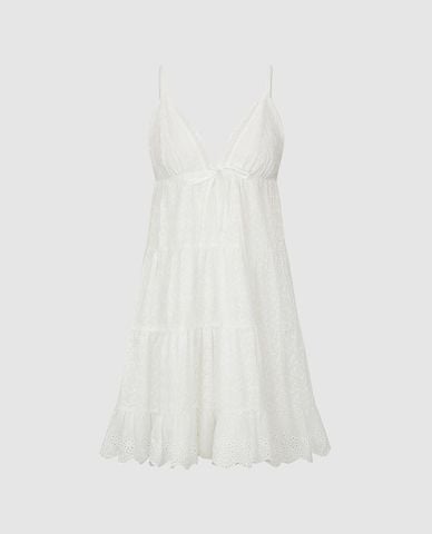  URBAN REVIVO - Đầm hai dây mini thắt nơ thêu hoa nổi 