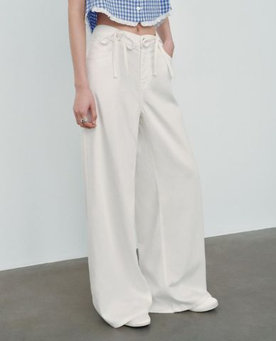  URBAN REVIVO - Quần jeans nữ ống rộng phối nơ 